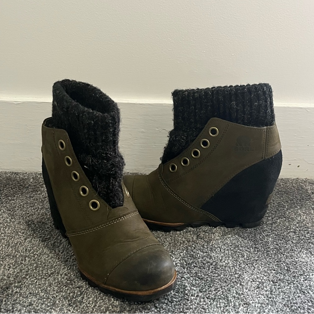 Sorel Joanie Sweater green leather boots Size 6
